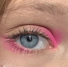 Simple Pink And Brown Eyeshadow, Cool Eye Shadow Looks, Pink Makeup Looks Easy, Easy Make Up Ideas, Simple Colorful Makeup, Easy Colorful Makeup, Pop Of Color Eyeshadow, Funky Makeup, Vampire Bride