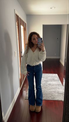 Outfits With Blue Jeans Winter, Casual Winter Outfits Ugg Boots, Blue Flared Jeans Outfit Winter, Outfits With Light Blue Jeans Winter, Cute Outfits Bootcut Jeans, Uggs And Flare Jeans, Blue Jean Outfits Winter, Uggs And Bootcut Jeans, Flare Jeans With Uggs