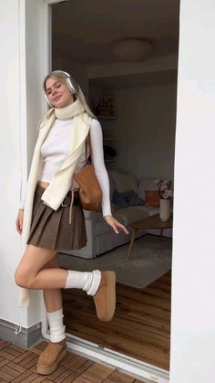 #university #uninight #nightlife #university #üniversite #üniversitekombini #kombin Warm Day Fall Outfits, Ugg Classic Mini Outfit, Uggs Mini Outfit, Sweater And Mini Skirt, Ugg Outfit Ideas, 60 Degree Weather Outfit, Uggs Outfit Winter, Outfit With Uggs, Trends 2025