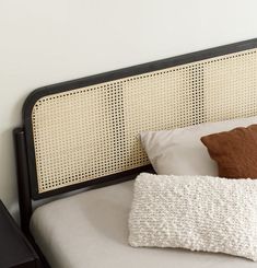 Fresh and breathable rattan headboard, 95° reclining backrest, Rattan weaving - from Kalimantan with excellent strength. has natural marks, slight color differences, knots and split ends, the color becomes more attractive with time. Headboard Crafts, Solid Oak Beds, Tatami Bed, Oak Bed Frame, Oak Bed, Rattan Weaving, Walnut Bed, Black Bed, Black Rattan