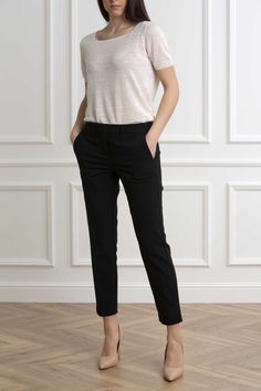 Questi pantaloni in doppio cotone stretch presentano una silhouette dalle linee classiche. Il design chino dalla vestibilità slim è definito da piccoli spacchi sul fondo gamba e da tasche alla francese davanti e a filetto dietro. La chiusura è con gancio a uomo e zip nascosti. Piega stirata fronte e retro.  Realizzati in doppio cotone stretch Linea chino slim, con spacchi sul fondo Chiusura con gancio e zip nascosti Tasche alla francese davanti, a filetto dietro Piega stirata fronte e retro La m Design