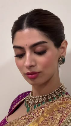 Makeup For Green Lehenga, Minimal Makeup Wedding Look, Makeup On Pista Green Dress, Eye Makeup For Lehenga, Eye Makeup For Saree Look, Simple Wedding Makeup Indian, Simple Bengali Bridal Makeup, Makeup For Traditional Wear, Green Saree Makeup Look