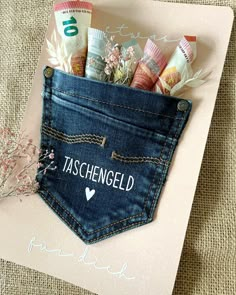 a pocket full of money with the word taschhengeld written on it