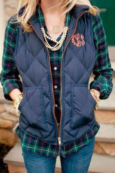 Stylish Woman Outfit Sleeveless Jacket, Looks Style, Preppy Style, Passion For Fashion, Plaid Shirt, Shirt Outfit, Autumn Winter Fashion