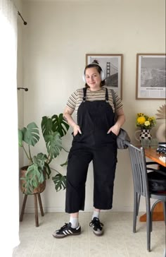 2023 Thrift Fashion, Samba Outfit Plus Size, Adidas Samba Outfit Plus Size, Plus Size Overalls Outfit, Black Adidas Samba Outfit, Tomboy Summer Outfits, Black Overalls Outfit, Sambas Outfits, Samba Style