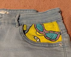 Pinturas Em Shorts Jeans, Painted Shorts Ideas, Painting On Pants, Jean Pocket Painting, Custom Clothes Ideas, Jean Painting Ideas, Custom Jeans Diy, Denim Diy Clothes, Diy Pants