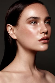 Minimal Beauty, Minimal Makeup Look, Studio Photography Poses, Close Up Portraits, Makeup Looks Tutorial, Beauty Shoot, Beauty Shots, Roche Posay, La Roche Posay