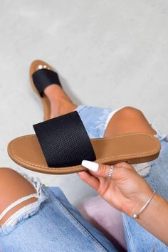 Slide On Sandals, Slide Sandals Outfit Summer, Spring Slides, Summer Shoes 2023, Sliders For Women, Shoes Design Ideas, Vestidos Sport, Slide Sandals Outfit, Slippers Collection