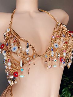 Evil Eye Charm Bra! This bra is all the protection you'll need 😍🧿. This piece is so versatile, wear it over a t-shirt, bra, pasties or all by herself. The bra is embellished all over with beautiful gold charms and Swarovski crystals! The back is adjustable to custom fit. Bra Pasties, Evil Eye Top, Glitter Bra, Chain Tops, Beaded Bra, Bra Chain, Outfit Dance, Bead Bra, Crystal Bra