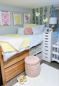 Simple Dorm Room Decor IDeas For Your College Dorm Classy Dorm Room, Pink Dorm Room Decor, Pink Dorm Rooms, Dream Dorm Room, Dorm Room Styles, Cozy Dorm Room, Pink Dorm