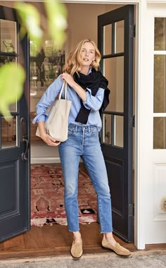 Weekend Classy Outfits, Classic Jean Outfits For Women, Navy Joggers Outfit Woman, Nantucket Womens Style, Nancy Meyers Aesthetic Clothes, Navy Tshirt Outfit Women, Classic French Fashion, Classic Relaxed Style, Fashion Women 2024