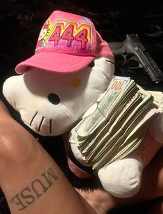 Hello Kitty With Money, Gangster Hello Kitty, Aesthetic Hello Kitty Pfp, Hello Kitty Money, Hello Kitty Core, Hello Kitty Bathroom, Sweet 15 Party Ideas, Hello Kitty Wallpaper Hd, Cute Text Quotes