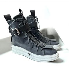 These high-top designer sneakers combine streetwear edge with modern fashion. Crafted from premium leather, they feature unique leather accents running along the front and back of the shoe, enhanced with an artistic brushstroke design on the sole for a bold, stylish look. The sneakers come with adjustable laces and a buckle for a secure fit. With an option for warm winter lining or genuine leather padding, they ensure comfort and style throughout the seasons. Their customizable color options mak Lace-up High-top Sneakers In Calf Leather For Streetwear, Leather High-top Sneakers With Elastic Laces For Streetwear, Breathable Leather High-top Sneakers For Streetwear, Leather Streetwear, Urban Black Textile High-top Sneakers, Black Leather High-top Sneakers With Textured Sole, Designer Sneaker, Black Mode, Sneakers High Top