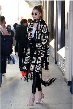 15 #looks de #GigiHadid que te convertirán en la reina del street style Granny Square Coat, Gigi Hadid Street Style, Gilet Crochet, Gigi Hadid Style, Stil Boho, Crochet Coat, Hadid Style, Crochet Jacket, Famous Fashion