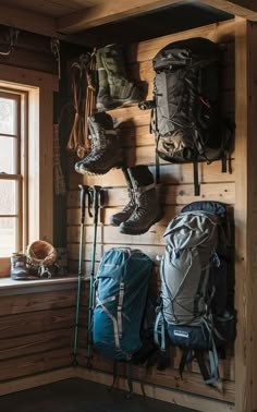 A farmhouse-style room with a rustic backpacking gear wall and well-organized outdoor gear. Outdoor Gear Room, Hunting Closet, Off Grid Cabin Ideas, Hunting Gear Storage, Cabin Decorations, Wyoming House, Camping With Family, Backpacking Equipment, Bushcraft Kit