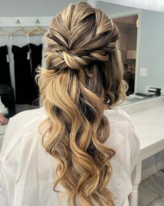 Sandra Monzon-Atlanta Ga Bridal Hairstylist | Quick tutorial of this beautiful high bun , I hope you like it 🫶🏽 Mannequin, rubber bands and bobby-pin from @sandimonzonshop… | Instagram