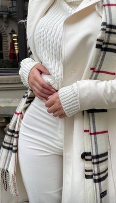 Chique Outfit, Stile Hijab, Mode Zara, Stylish Work Outfits, White Coat, Winter Fashion Outfits, Elegant Outfit