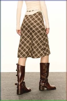 Brown Tartan Skirt Outfit, Boots And Midi Skirt, Long Plaid Skirt Outfit, Brown Plaid Skirt Outfit, Tartan Skirt Outfit, Polaris Blue, Skirts And Boots, Tartan Midi Skirt, Midi Skater Skirt