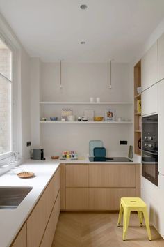 L'appartement d'un couple partageant sa vie entre Paris et la Bretagne - Côté Maison L Shape Kitchen, L Shaped Kitchen, Kitchen Plans, Kitchen Diner, Kitchen Projects, Kitchen Layout, Beautiful Kitchens