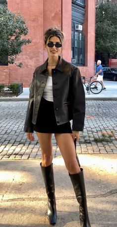 Edgy All Black Work Outfits, First Date Outfit Jeans, Chill Night Out Outfit, Minimal Edgy Style, Outfit Jupe, Minimalistic Chic, Fall Outfit With Boots, College Night