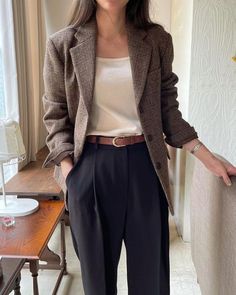 Architecture Women Outfit, Work Outfits Women Psychologist, Minimalist Office Attire, Dc Work Outfits, Work Autumn Outfits Women, Soft Business Casual, Refined Academia, Womens Business Professional Outfits, Tailored Pants Outfit Winter