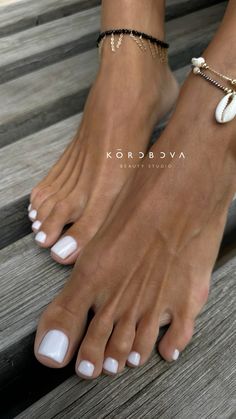 Кой светлый белый ноги ногти люксио white coy pedicure Off White Pedicure, White Toenail, Nails Feet Pedicure, Milky Nails Pedicure, White Square Pedicure, White Pearl Toe Nails, Pretty Pedicures Toenails, Natural Toes Pedicure