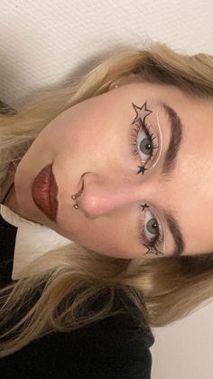 Make Up For Rave, Rave Make Up Looks, Rave Inspo Makeup, Black Eyeliner Looks Creative, Stars On Face Makeup, How To Do Star Eyeliner, Star Makeup Eyeliner, Star Graphic Liner Makeup, Cool Liner Looks