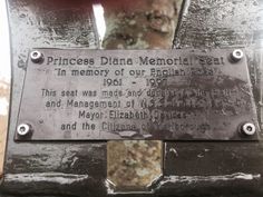 there is a metal plaque on the side of a bench that reads princess diama memorial seat