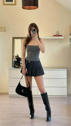 Mini Skirt Outfit For Party, Casual Winter Date Outfit, Cute Date Outfits Casual, Mini Skirt Party Outfit, Elegant Outfits Aesthetic, Outfits Amigas, Short Shirt Outfit, Boots And Skirt Outfit, Classy Skirt Outfits