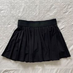 Nwot Size S Black Stretch Pleated Tennis Skirt, Black Relaxed Pleated Skort, Black Pleated Relaxed Skort, Flowy Pleated Black Skort, Aritzia Skirt, Tennis Skirt, Tennis, Womens Skirt, Skirt