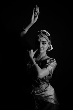 Indian Classical Dance Poses, Dance Poses Classical, Indian Dancer Photography, Classic Dance Photography, Aesthetic Classical Dance, Bharat Natyam Poses, Bharatanatyam Outfit, Classical Dance Poses Photography, Indian Classical Dance Photography