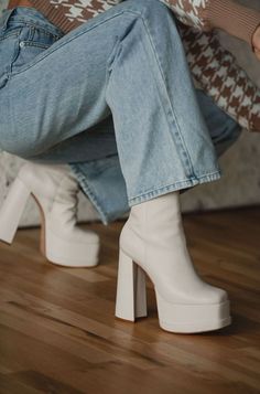 White Chunky Platform Boots, Girls Boots Aesthetic, Platform White Boots Outfit, Cute Heels Outfits, Shoes And Dress Outfit, White Heeled Boots Outfit, Chunky Heels Outfit Dresses, Chunky White Boots Outfit, White Platform Heels Outfit