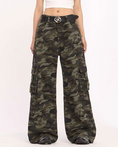 These camo cargo pants feature wide legs, multiple pockets, and a loose fit Size: • S: Waist: 70cm/ 27.6 in, Hips: 105cm/ 41.3 in, Length: 107cm/ 42.1 in• M: Waist: 74cm/ 29.1 in, Hips: 109cm/ 42.9 in, Length: 108cm/ 42.5 in• L: Waist: 78cm/ 30.7 in, Hips: 113cm/ 44.5 in, Length: 109cm/ 42.9 in• XL: Waist: 82cm/ 32.3 in, Hips: 117cm/ 46.0 in, Length: 110cm/ 43.3 inMaterial: Denim Camo Pants Women, Aesthetic Pants, Suede Jacket Outfit, Cardigan Fall Outfit, Y2k Grunge Outfits, Picture Day Outfits, Grunge Jeans, Early Fall Outfits, Skirt Outfits Fall