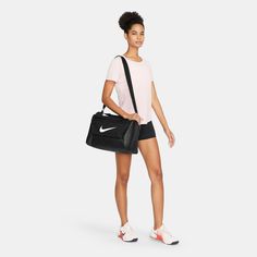 Good things come in small packages, especially when that package is the Nike Brasilia Duffel Bag. Fill it with your gear and stay organized on your next trip to the gym or a daytime adventure. A side compartment stores shoes and sweaty clothes separately, while inner and outer pockets help you stay organized. This product is made with at least 50% recycled polyester fibers. Adjustable shoulder strap. Zippered main compartment secures your training essentials. Zippered inner compartment keeps dir Nike Sports Bag, Small Gym Bag, Training Bags, Work Wear Women, Nike Tees, Sport Bag, Work Shirts, Work Casual, Duffel Bag