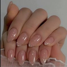 French Nails Sparkle Tips, Korean Nails Inspo Aesthetic, Nude Glitter Tip Nails, Glitter Tips Almond Nails, French Shimmer Nails, Glittery French Tip Nails Almond, Glitter Outline Nails, Shimmer French Tip Nails, Ombre Sparkle Nails