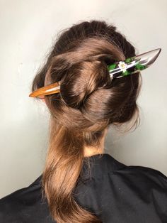 Eine Haarnadel aus Naturholz ist ein tolles Geschenk für eine Frau oder ein Mädchen. Eine sehr bequeme und elegante Brosche, die für den Alltag geeignet ist. Es erzeugt kein Gefühl von Schwere. Auch für dickes und langes Haar geeignet. Jeder Pin ist handgemacht und ein Unikat. Zum Schutz vor Schmutz und Feuchtigkeit ist die Anstecknadel mit Leinöl geschmiert, welches die Sicherheit des Produktes für viele Jahre gewährleistet. Länge - 185 mm Thick And Long Hair, Hair Accessories Bun, Chopstick Hair, Clear Hair, Pin Hair, Hair Stick, Linseed Oil, Hair Sticks, Hair Pin