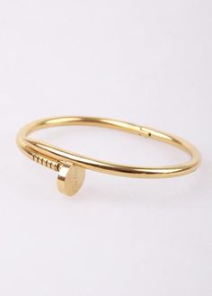 Classic design bracelet that goes well with your outfit.