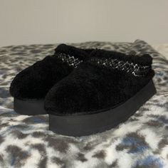 The Super Popular Fuzzy And Elevated Tazz Braided Ugg Slipper. Tazz Ugg, Ugg Shoes Women, Ugg Slipper, Ugg Black, Ugg Slippers, Womens Uggs, Shoes Women, Ugg Shoes, Braids