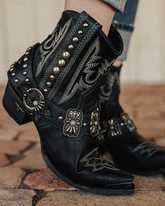 Yallternative Boots, Goth Cowgirl, Goth Cowboy Boots, Grunge Western Style, Western Goth, Western-themed Snip Toe Boots With Stacked Heel, Western Pointed Toe Boots With Rhinestone Rivets, Western Snip Toe Studded Boots, Black Studded Cowboy Boots