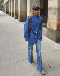 All Denim Summer Outfit, Last Days Of Summer Outfits, Outfit Ideas Cool Street Styles, Denim On Denim 2023, Oversized Denim Shacket Outfit, Cool Denim Outfits, Denim On Denim Street Style, Denim On Denim Outfit Fall, Spring Trends 2023 Fashion