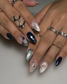 Nail Art Inspiration Nail Designs With Cat Eye Polish, Cat Eye Velvet Nails, Silver Cat Eye Nails Design, Cat Eye Silver Nails, Cat Eye Design Nail Art, Cat Eye Nails Silver, Nail Inspo Cat Eye, Cat Eye Blue Nails, Cat Eye Nails Design Ideas