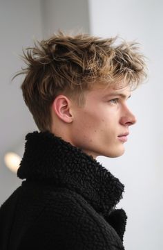 Mens Haircuts Taper Fade, Long In Front Short In Back Hair Men, Timeless Mens Hairstyles, Male Hair Cuts, Male Hairstyles Short, Longer Hairstyles For Men, Short Flow Haircut Men, Mens Haircut Back, Drawing Male