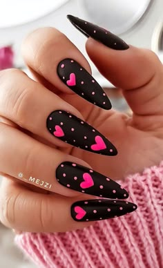 32. Black Nails Pink Hearts Last year, many of us didn't celebrate Valentine's day at all. With Valentine's Day coming up, if you have someone you're hoping to celebrate with this year while you’re planning an epic Valentine’s Day ideas to celebrate your love, you will need to look pretty t... Pink And Beige Nails, Valentin Nails Designs Love, Simple Valentines Day Nails Acrylic, Dark Valentines Day Nails, Trendy Valentines Day Nails, Valentines Nail Art Designs, Cartoon Nails, Vday Nails, Unghie Sfumate