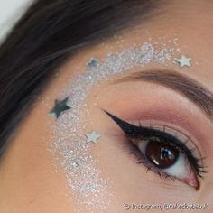 Angel Makeup Ideas, Alien Make-up, Sun And Moon Costume, Coachella Makeup, Make Carnaval, Glitter Tights, Angel Makeup, Rhinestone Makeup, Halloween Coustumes