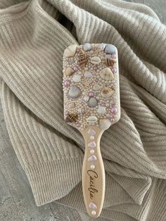 Cute Beach Activities, Mermaid Hair Brush, Young Enterprise Ideas, Diy Beach Gifts, Aesthetic Crafts Ideas, Seashell Hairbrush, Cute Summer Crafts For Teens, Things To Make Out Of Sea Shells, Trendy Craft Ideas