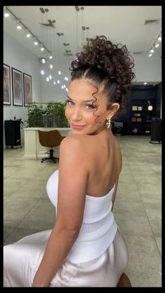 Unleash your beauty with our collection of curly hairstyles! Find your next head-turning look, from bouncy ringlets to soft, romantic waves. Curly Bridal Hair, Curly Hair Up, Curly Bun Hairstyles, Simple Prom Hair, Guest Hair, Ball Hairstyles, Hoco Hairstyles, Wedding Guest Hairstyles