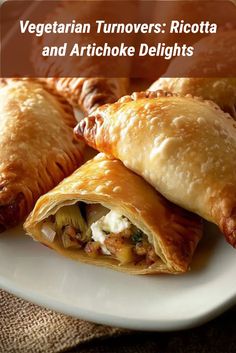 Flaky turnovers filled with ricotta and artichokes, perfect for serving as vegetarian Italian finger food at parties or weddings. Starters Vegetarian, Italian Starters, Italian Appetizers Easy