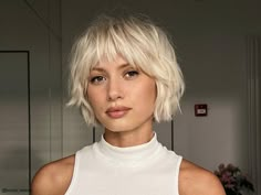 Razor Cut Hair, Kort Bob, Chin Length Hair, Messy Short Hair, Edgy Short Hair, Short Bob Haircuts, Penteado Cabelo Curto, Short Blonde, Haircuts For Women