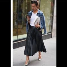 Wardrobe Stable With Endless Styling Pull On Style Pleated Throughout Shell, Lining Black Pleated Skirt Outfit, Pear Shaped Outfits, Petite Midi Skirt, Estilo Kim Kardashian, Tutu En Tulle, Pleated Skirt Outfit, Body Skirt, Pear Body Shape, Rock Outfit