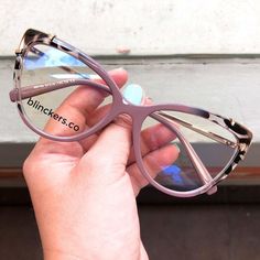 Eye Glasses Frames Trendy, Glasses For Oval Faces, Pretty Sunglasses, Cute Glasses Frames, Classy Glasses, Glasses Frames Trendy, Fancy Glasses, Glasses Trends, Womens Glasses Frames